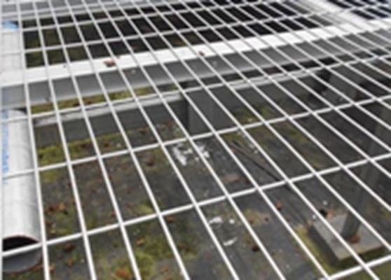 Porcellana La rete metallica saldata facilmente montata riveste il foro di pannelli quadrato per le reti del letto della serra fornitore